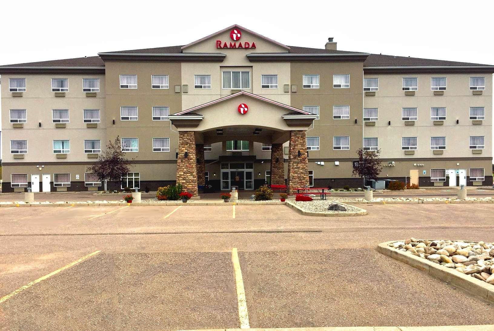 Ramada By Wyndham Lac La Biche Bagian luar foto