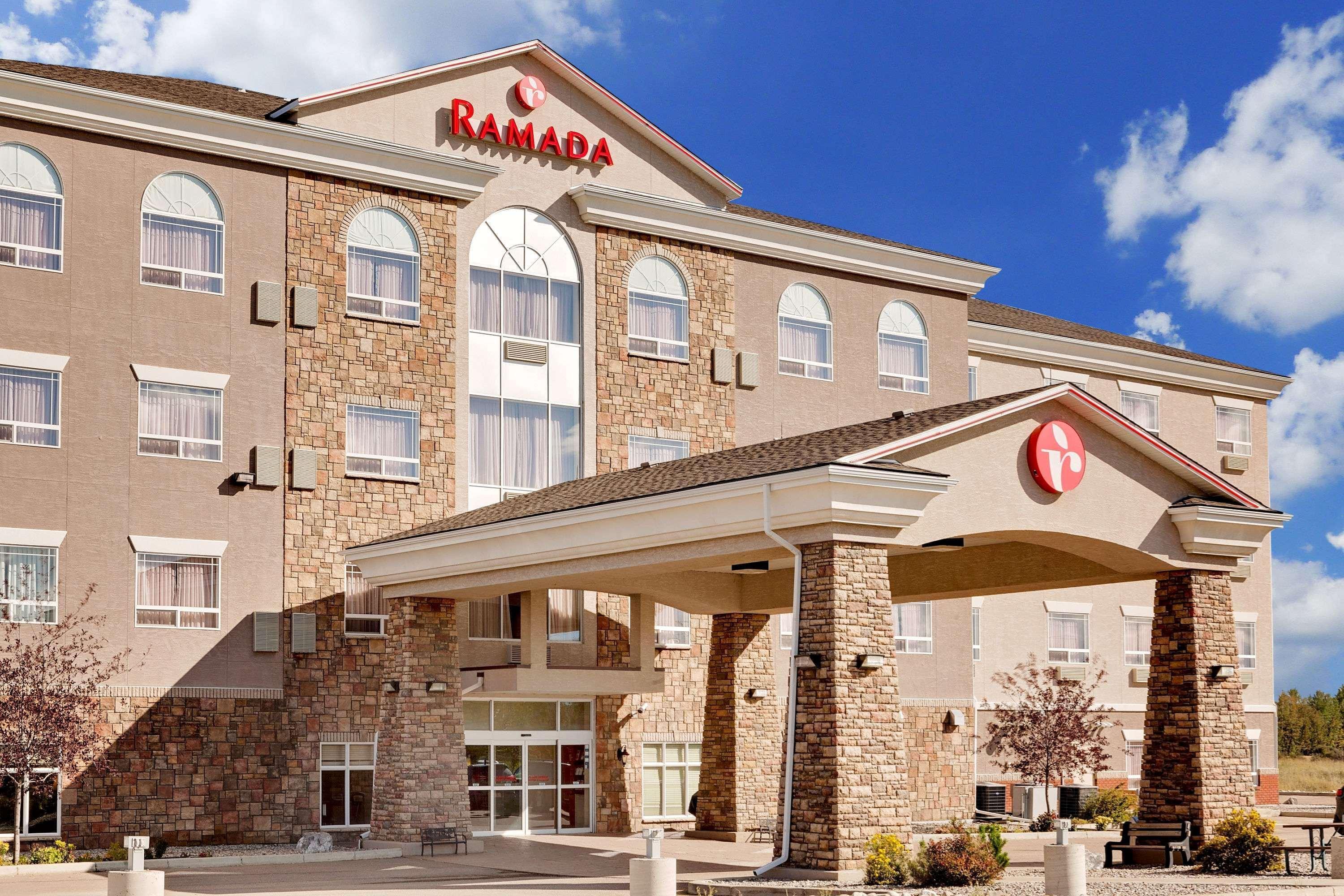 Ramada By Wyndham Lac La Biche Bagian luar foto