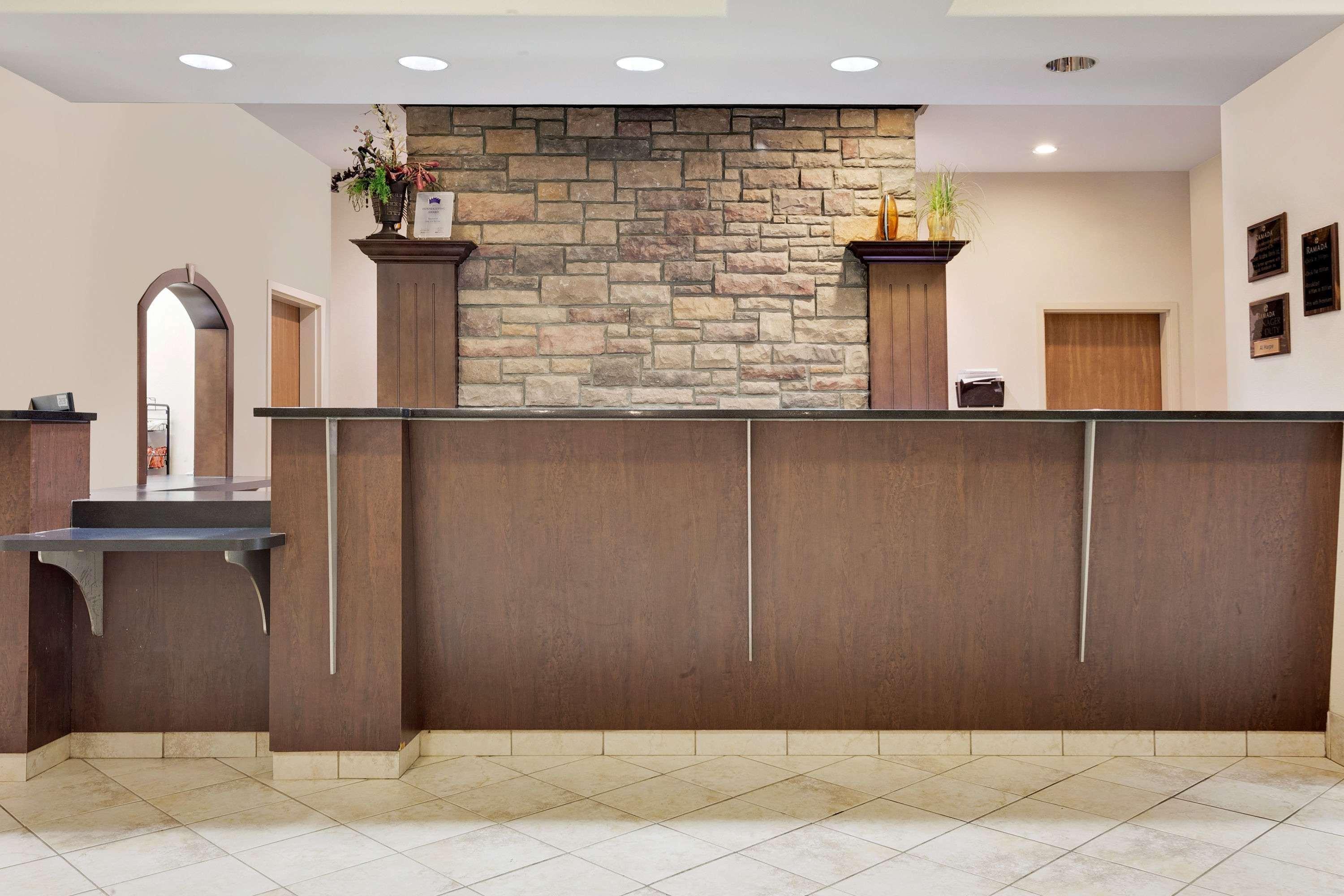 Ramada By Wyndham Lac La Biche Bagian luar foto