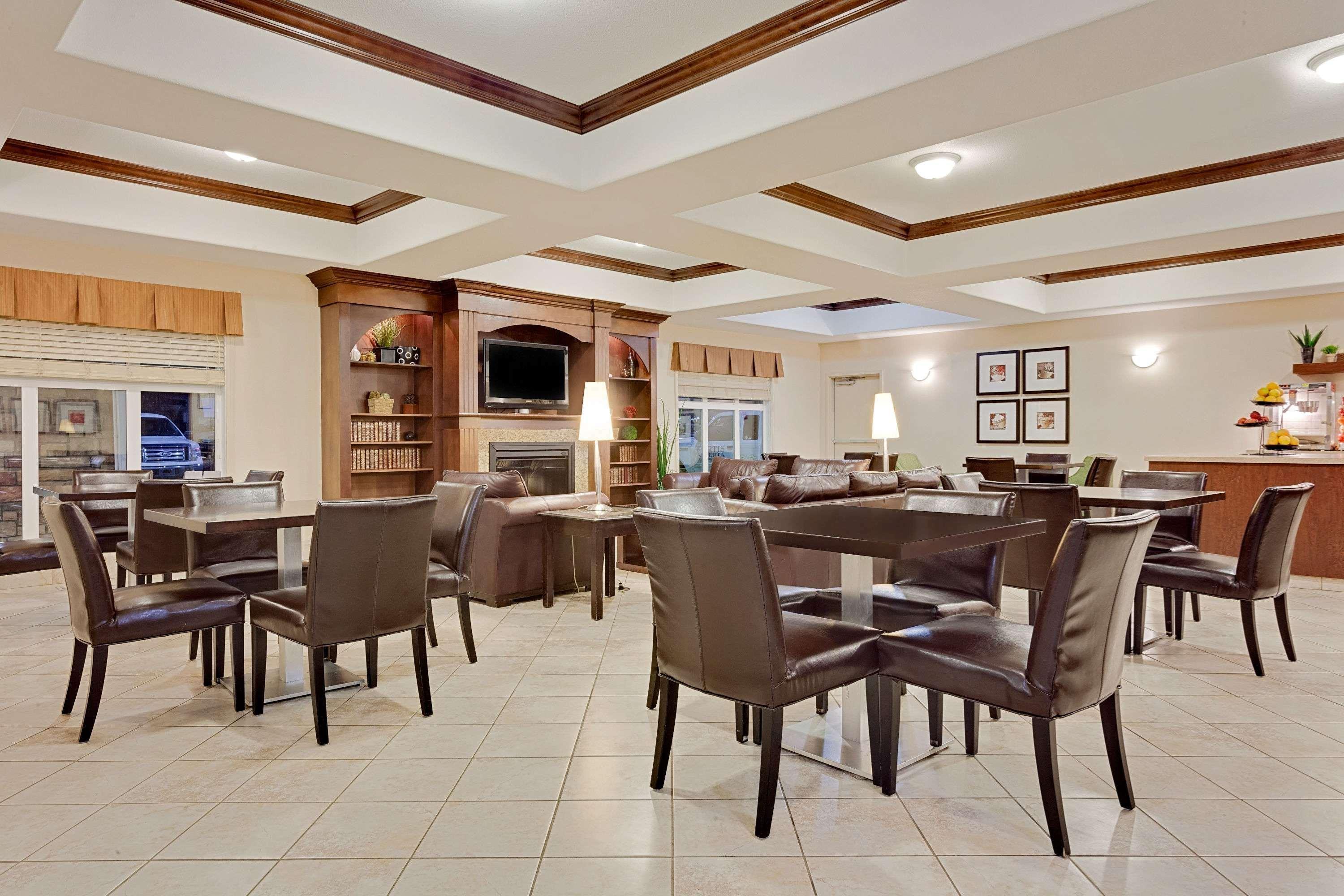 Ramada By Wyndham Lac La Biche Bagian luar foto
