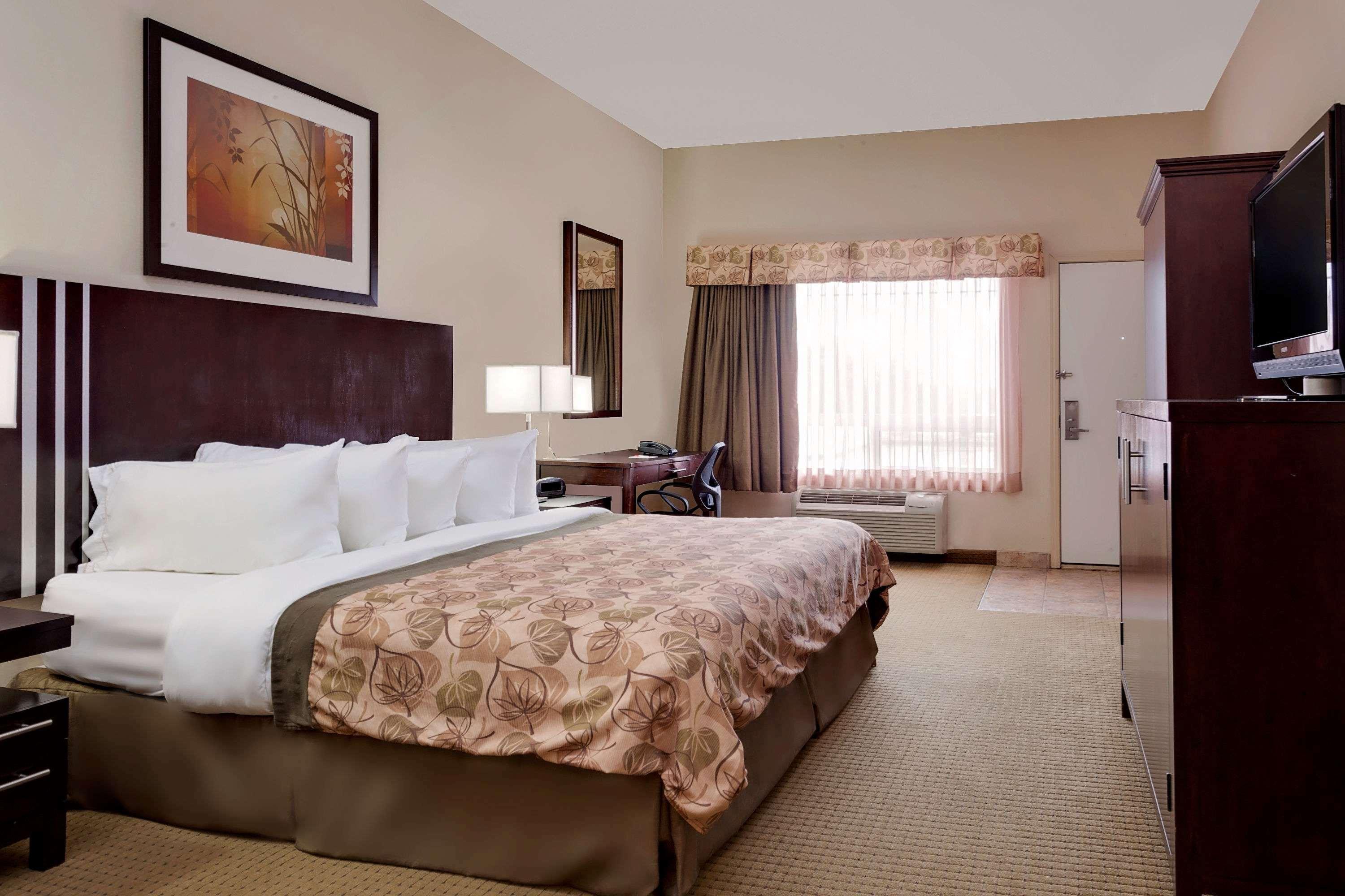 Ramada By Wyndham Lac La Biche Bagian luar foto