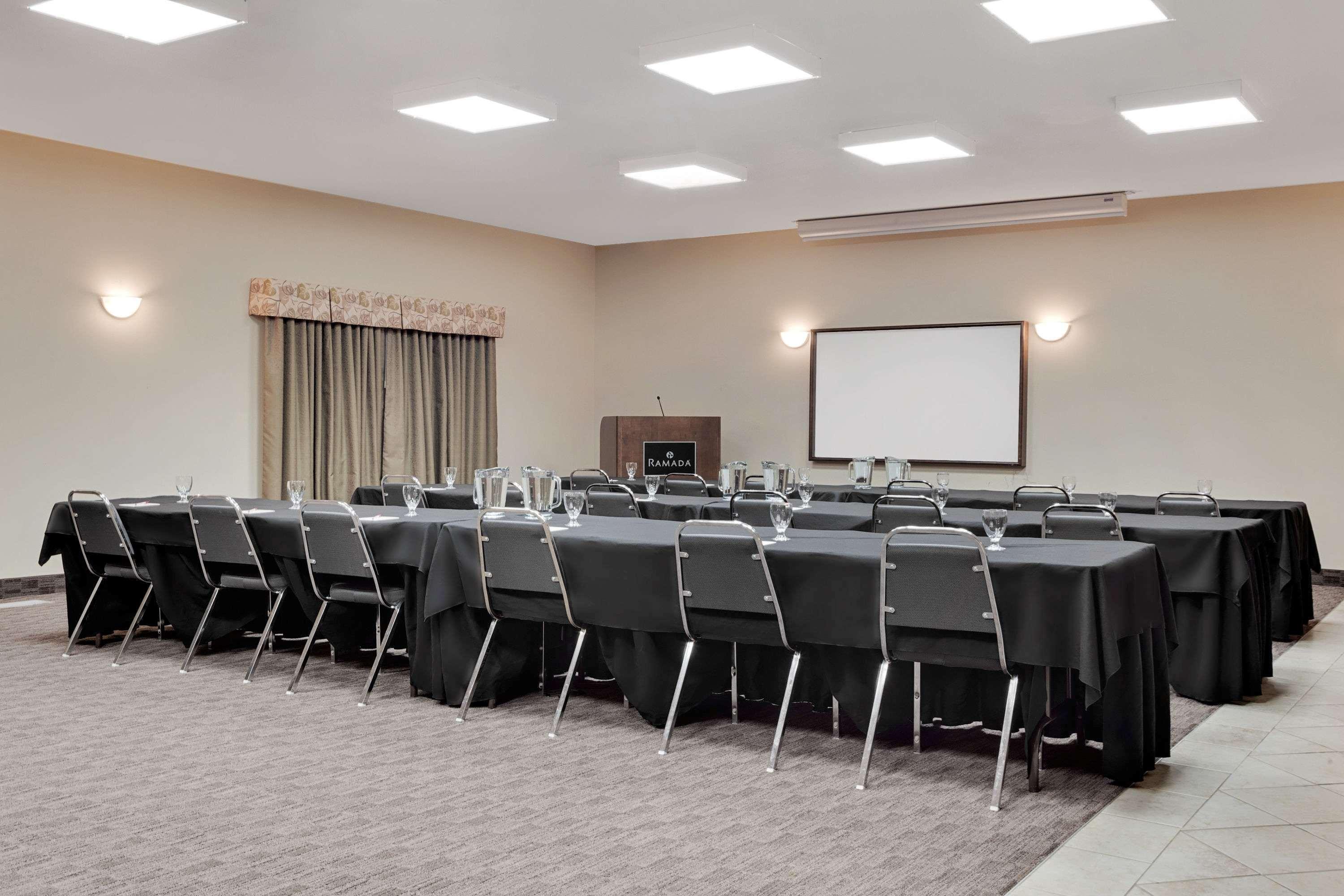 Ramada By Wyndham Lac La Biche Bagian luar foto