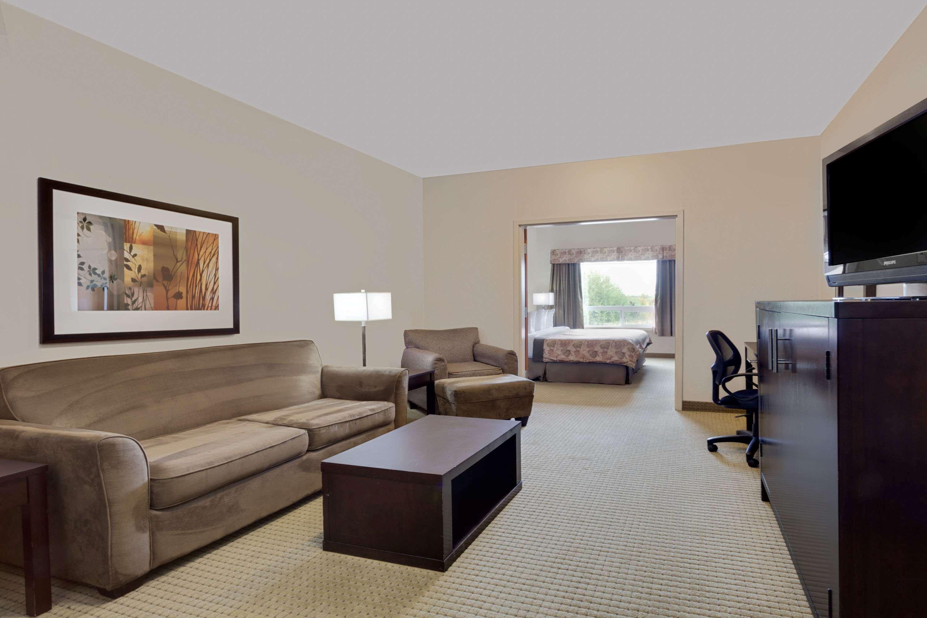 Ramada By Wyndham Lac La Biche Bagian luar foto