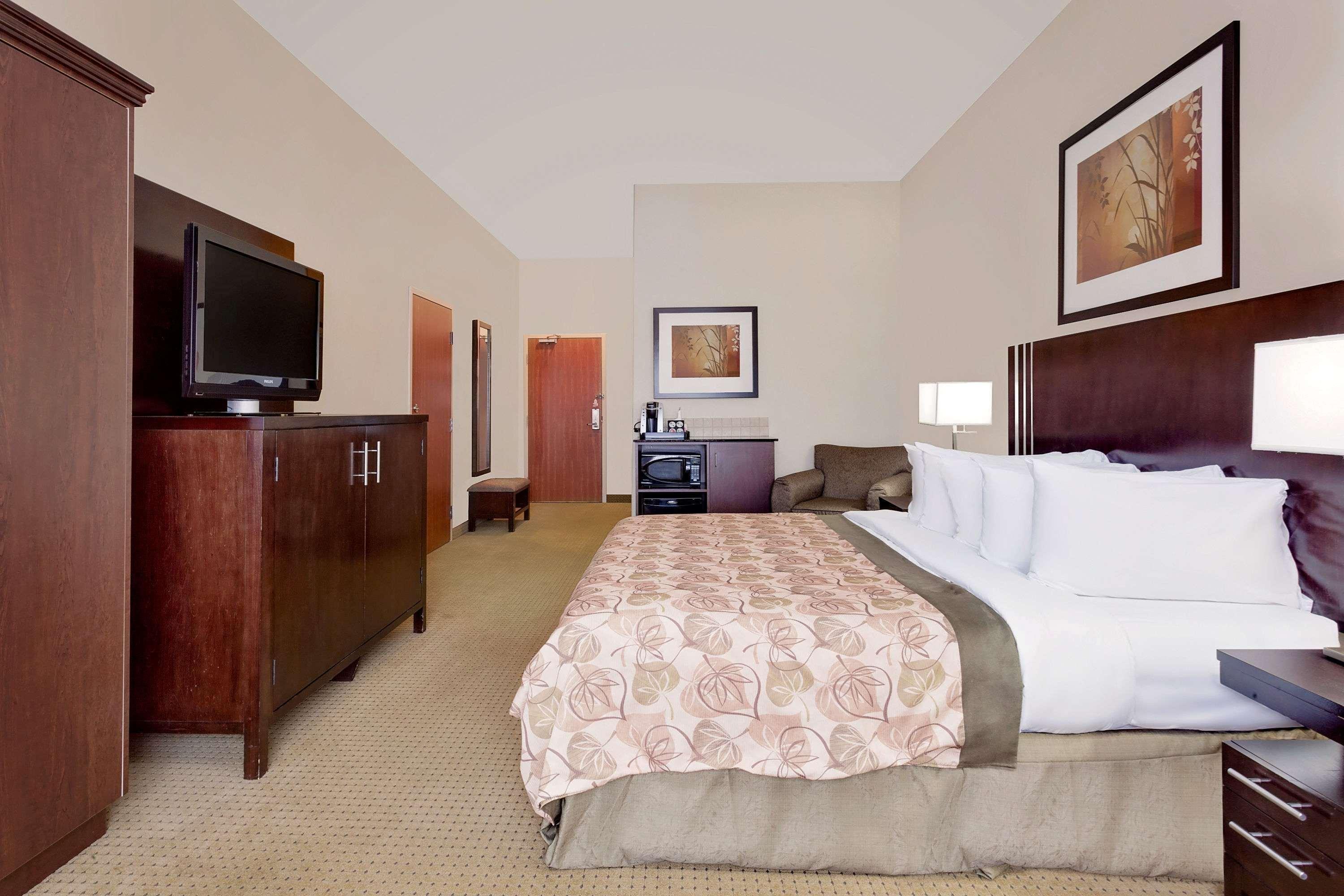 Ramada By Wyndham Lac La Biche Bagian luar foto