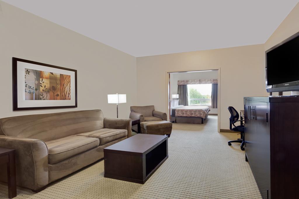 Ramada By Wyndham Lac La Biche Bagian luar foto