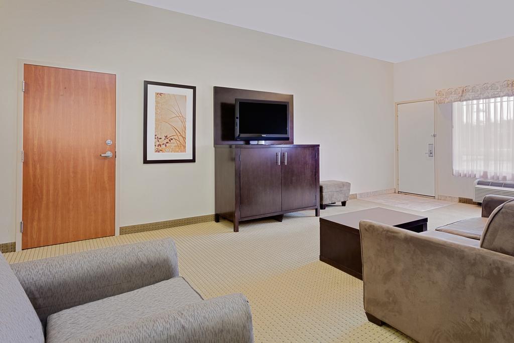 Ramada By Wyndham Lac La Biche Bagian luar foto