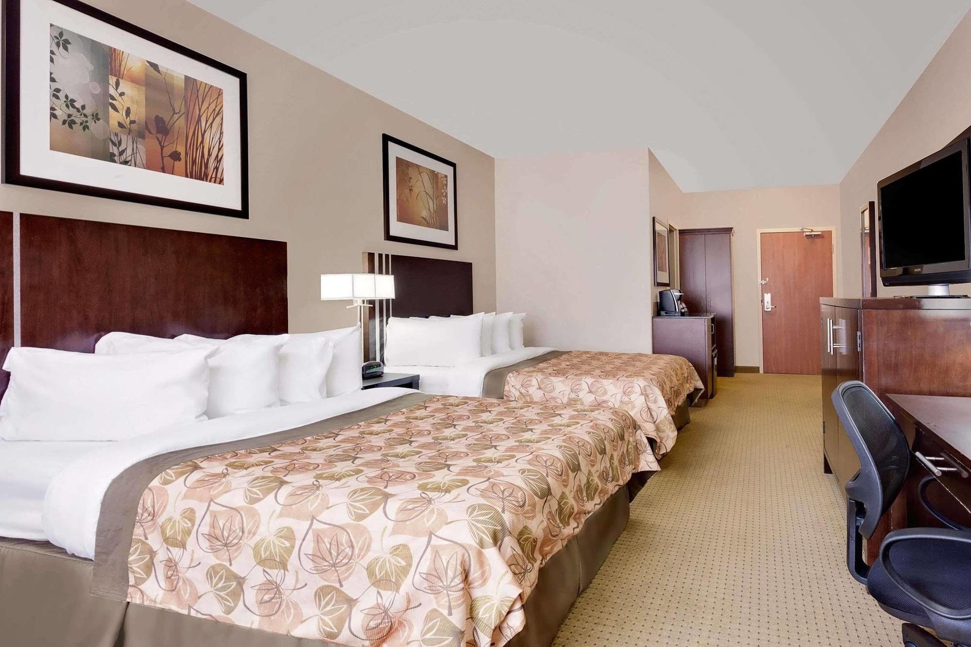 Ramada By Wyndham Lac La Biche Bagian luar foto