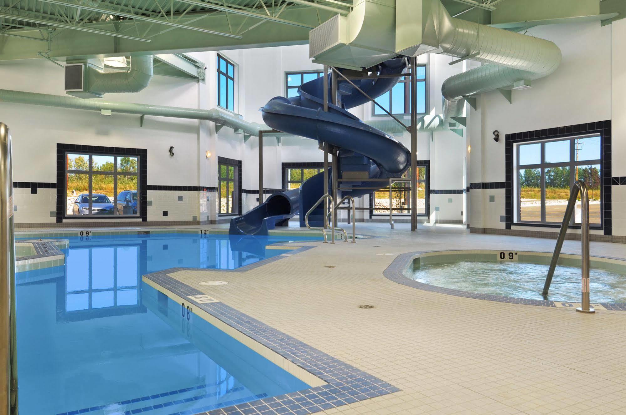 Ramada By Wyndham Lac La Biche Bagian luar foto