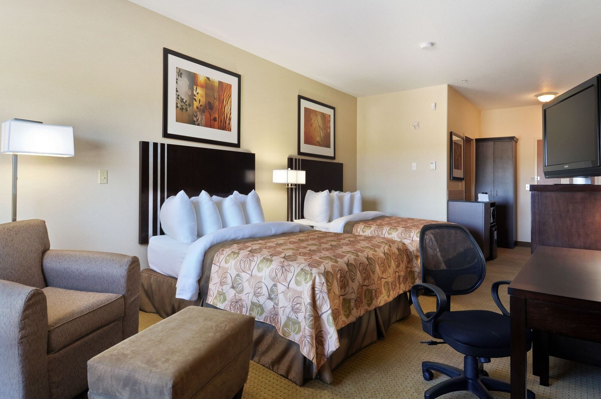 Ramada By Wyndham Lac La Biche Bagian luar foto
