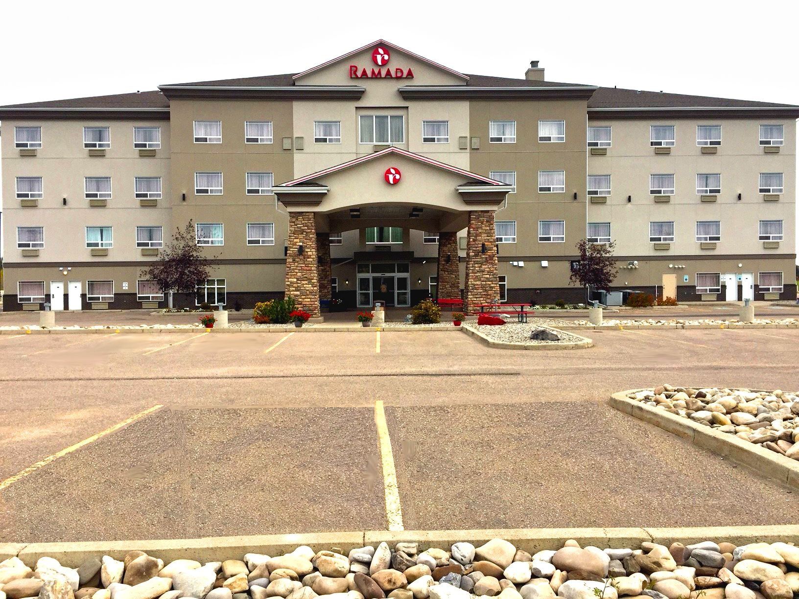 Ramada By Wyndham Lac La Biche Bagian luar foto